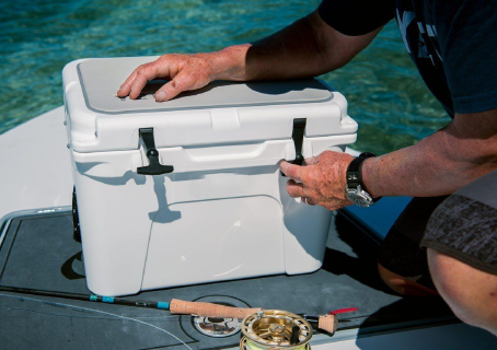¿Cuáles son las principales características de la caja de pesca en el mar?